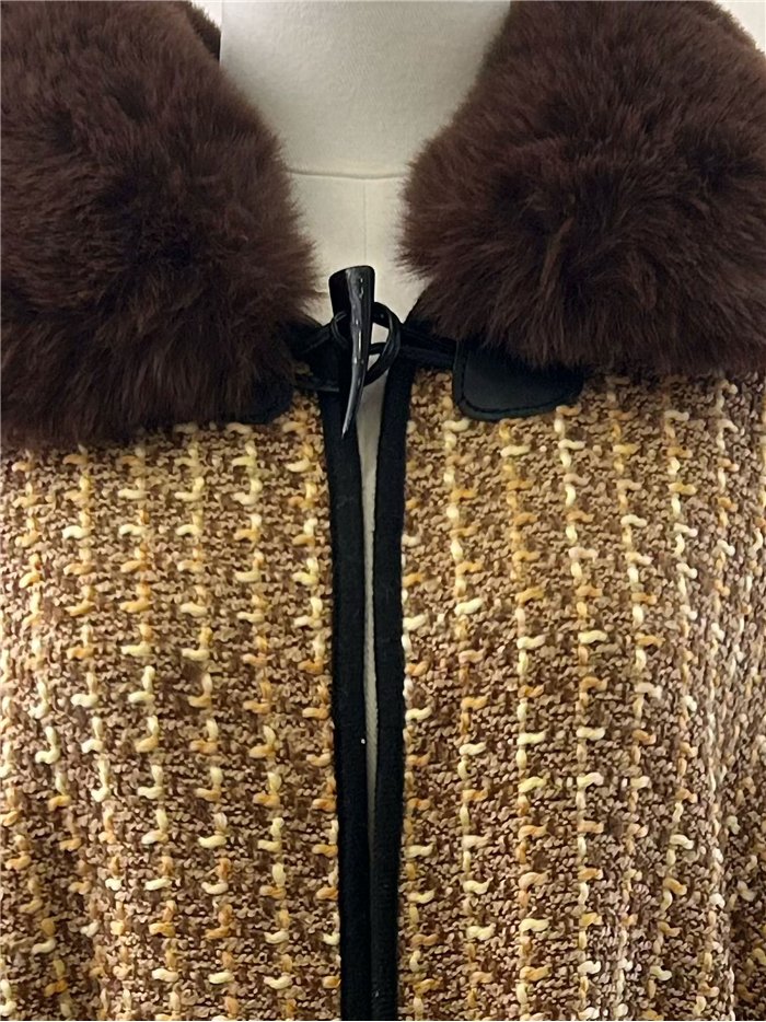 Poncho in tweed con cintura e collo di pelliccia.