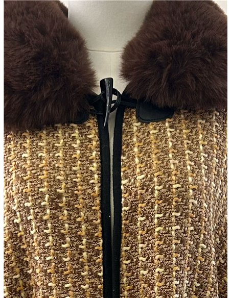 Poncho in tweed con cintura e collo di pelliccia.