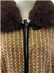 Poncho in tweed con cintura e collo di pelliccia.