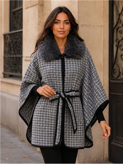 Poncho in tweed con cintura e collo di pelliccia.