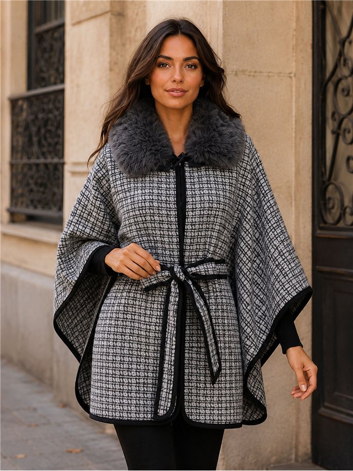 Poncho in tweed con cintura e collo di pelliccia.