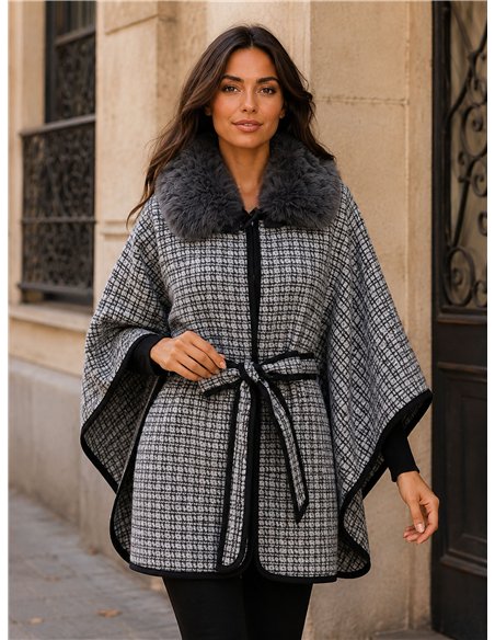 Poncho in tweed con cintura e collo di pelliccia.