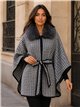 Poncho in tweed con cintura e collo di pelliccia.