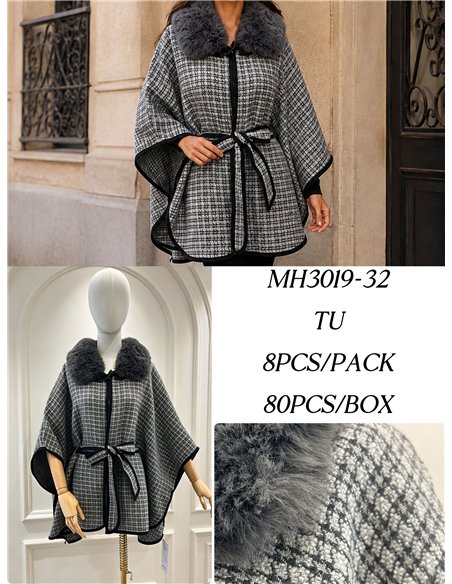 Poncho in tweed con cintura e collo di pelliccia.