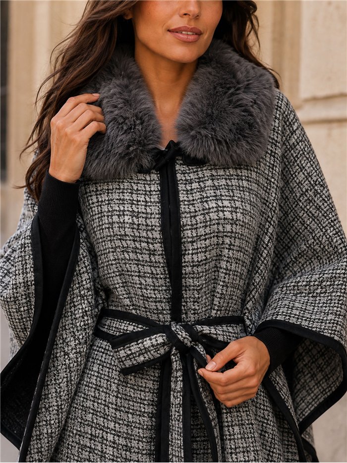 Poncho in tweed con cintura e collo di pelliccia.