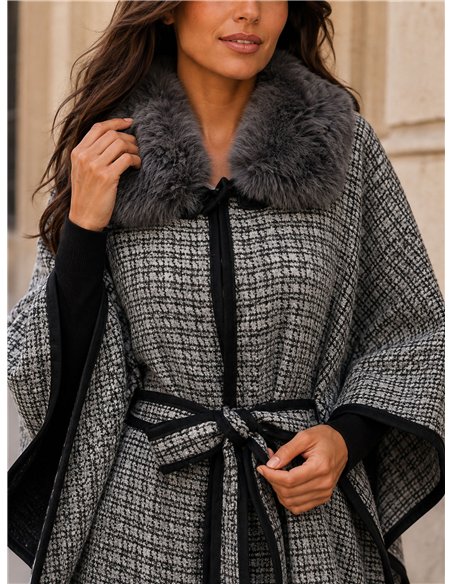 Poncho in tweed con cintura e collo di pelliccia.