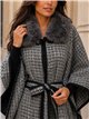 Poncho in tweed con cintura e collo di pelliccia.