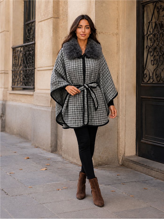 Poncho in tweed con cintura e collo di pelliccia.