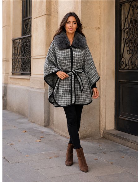 Poncho in tweed con cintura e collo di pelliccia.
