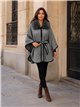 Poncho in tweed con cintura e collo di pelliccia.