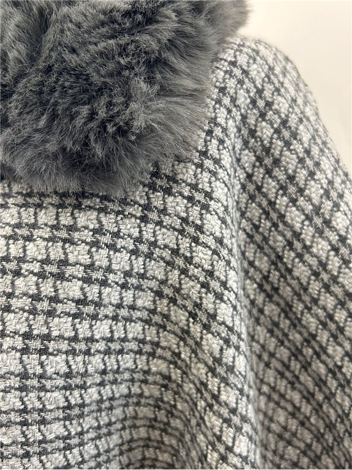 Poncho in tweed con cintura e collo di pelliccia.