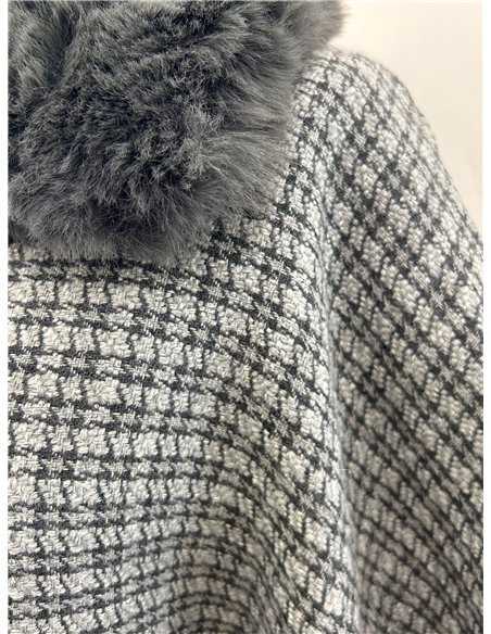Poncho in tweed con cintura e collo di pelliccia.