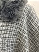 Poncho in tweed con cintura e collo di pelliccia.