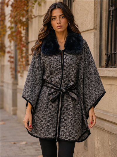 Poncho con motivo a spina di pesce, cintura e collo in pelliccia blu.