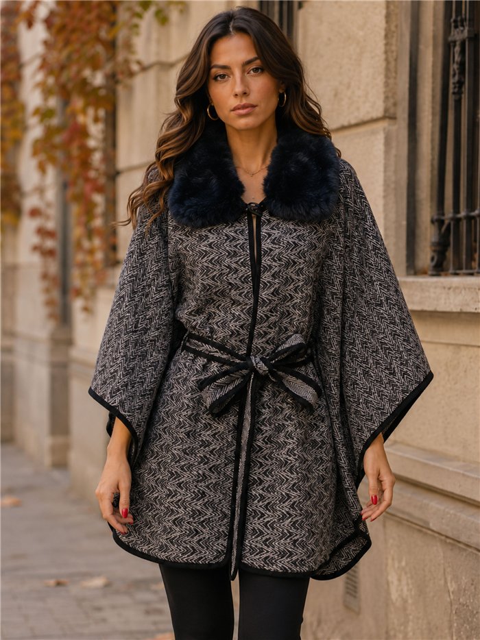 Poncho con motivo a spina di pesce, cintura e collo in pelliccia blu.