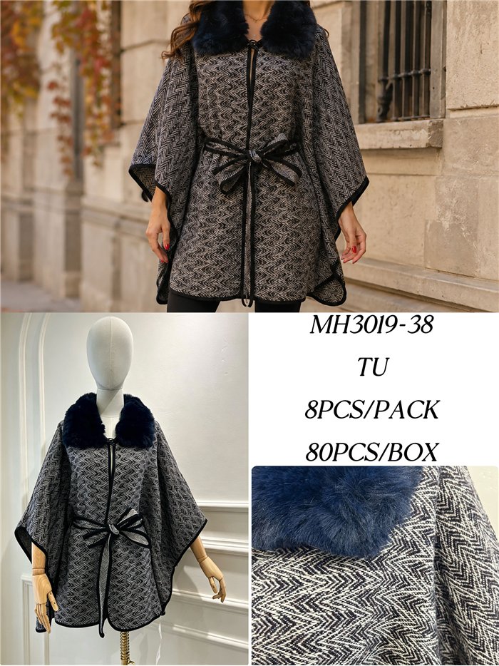 Poncho con motivo a spina di pesce, cintura e collo in pelliccia blu.
