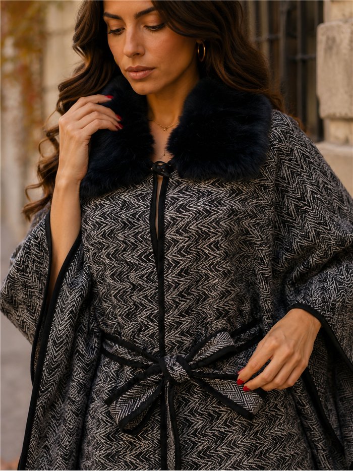Poncho con motivo a spina di pesce, cintura e collo in pelliccia blu.