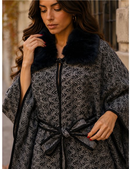 Poncho con motivo a spina di pesce, cintura e collo in pelliccia blu.
