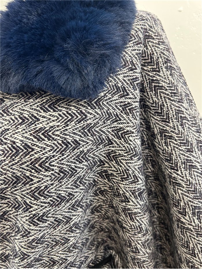 Poncho con motivo a spina di pesce, cintura e collo in pelliccia blu.