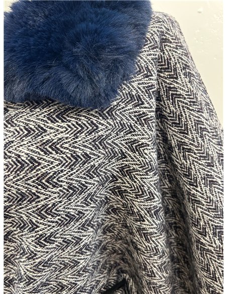 Poncho con motivo a spina di pesce, cintura e collo in pelliccia blu.