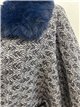 Poncho con motivo a spina di pesce, cintura e collo in pelliccia blu.