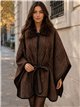 Poncho jacquard con cintura e collo di pelliccia