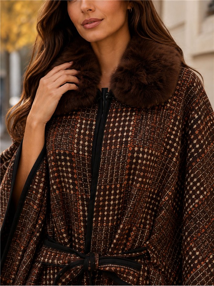 Poncho jacquard con cintura e collo di pelliccia