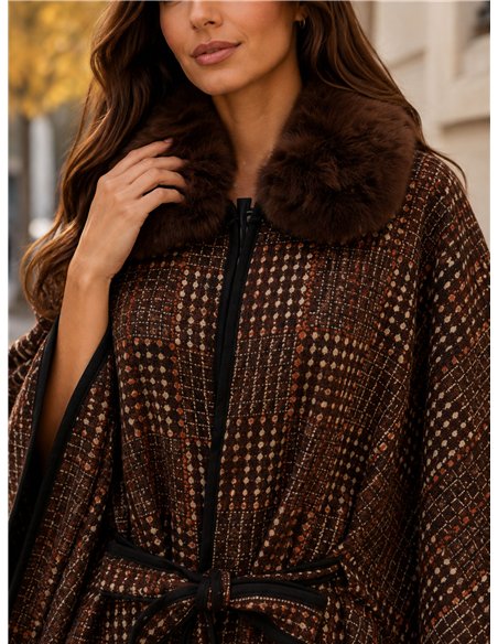 Poncho jacquard con cintura e collo di pelliccia