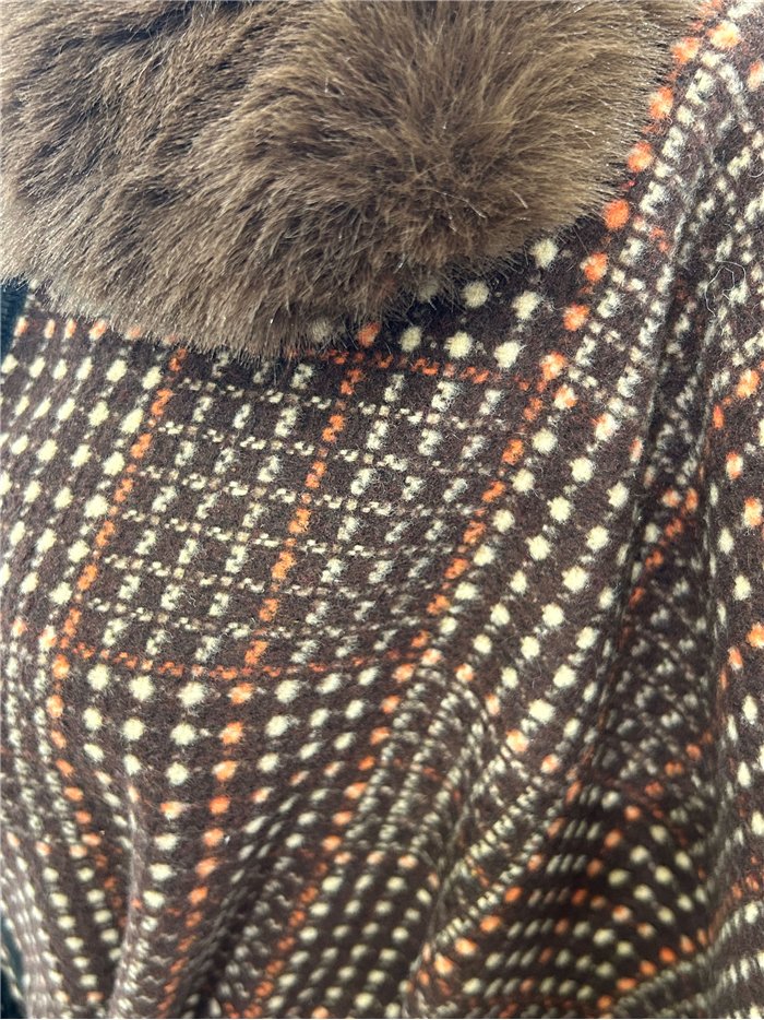 Poncho jacquard con cintura e collo di pelliccia