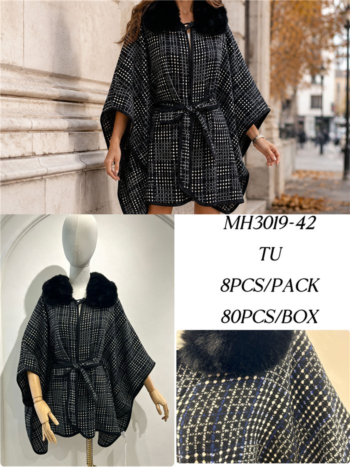 Poncho in jacquard bicolore con cintura e pelliccia