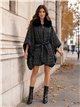 Poncho in jacquard bicolore con cintura e pelliccia