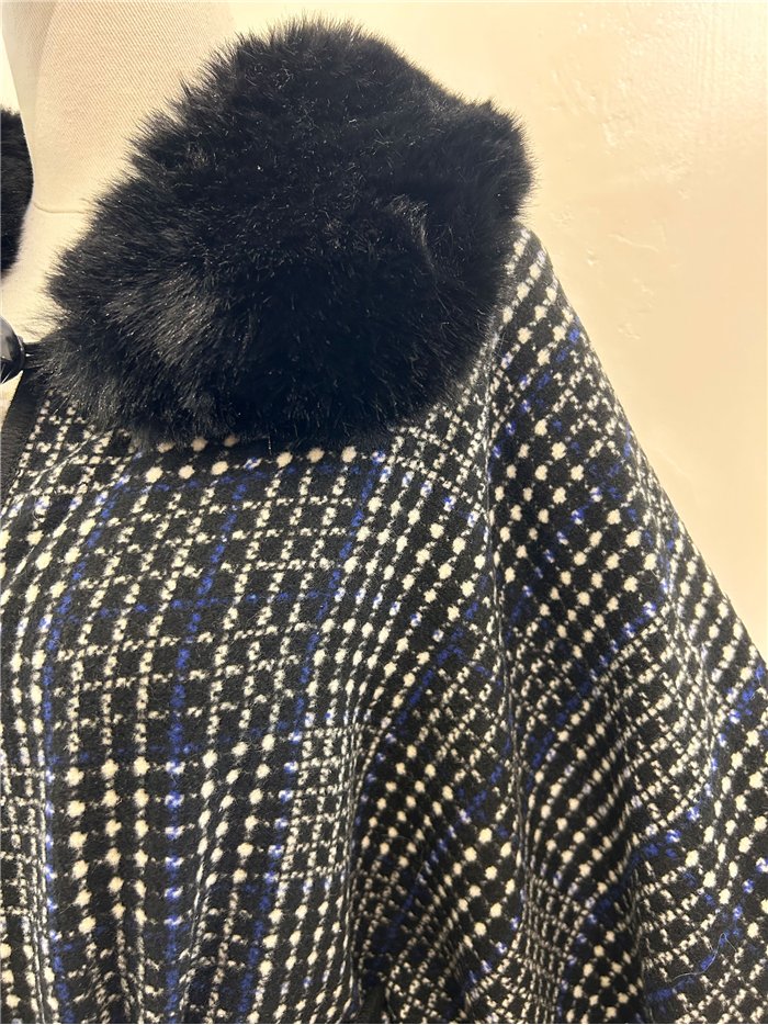 Poncho in jacquard bicolore con cintura e pelliccia