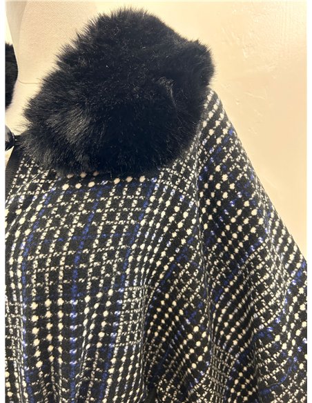 Poncho in jacquard bicolore con cintura e pelliccia