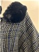 Poncho in jacquard bicolore con cintura e pelliccia