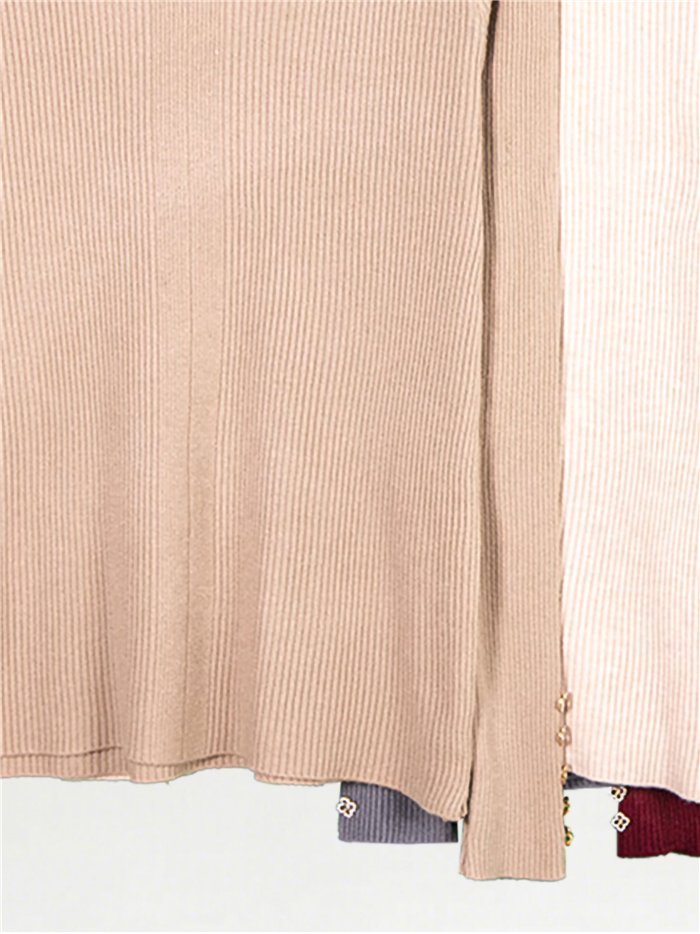 Gerippter Pullover mit Schmuckknöpfen