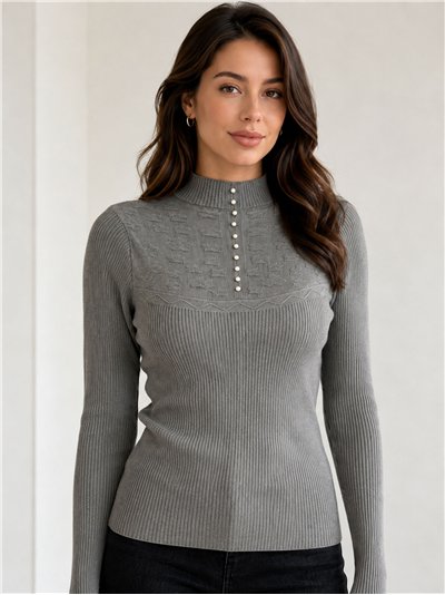 Pull à col montant et boutons nacrés