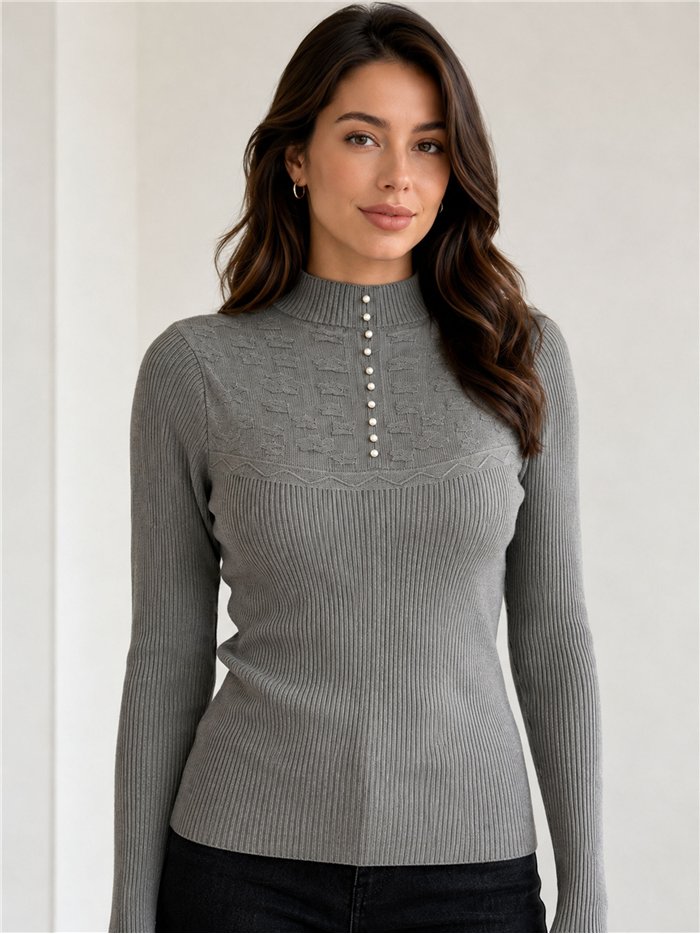 Pull à col montant et boutons nacrés