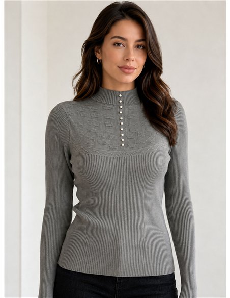 Pull à col montant et boutons nacrés