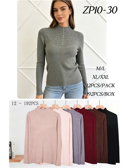 Pull à col montant et boutons nacrés