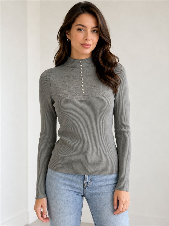 Pull à col montant et boutons nacrés
