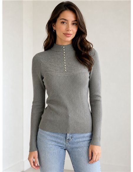 Pull à col montant et boutons nacrés