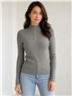 Pull à col montant et boutons nacrés