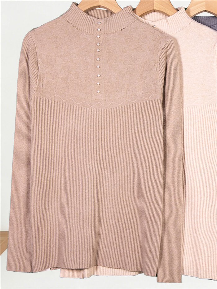 Pull à col montant et boutons nacrés