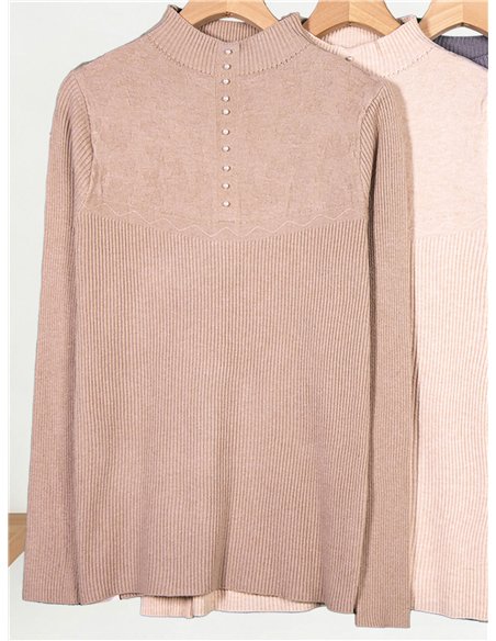 Pull à col montant et boutons nacrés