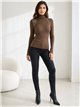 Pull à col roulé avec strass aux épaules