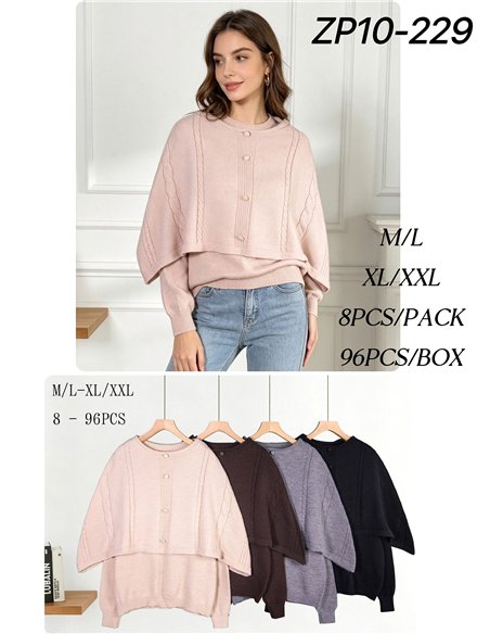 Conjunto jersey cuello redondo y capa trenzado con botones
