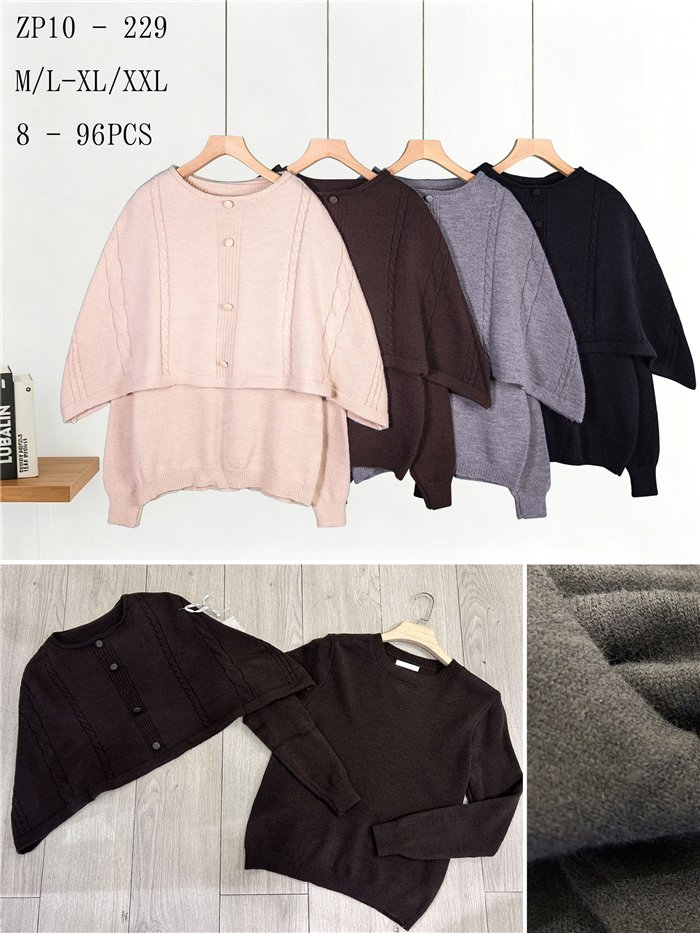Conjunto jersey cuello redondo y capa trenzado con botones