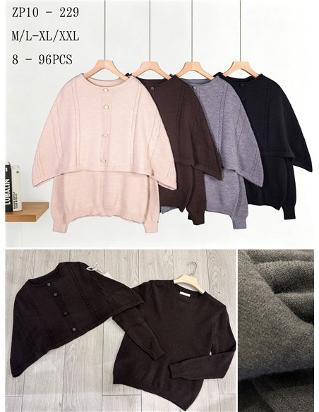 Conjunto jersey cuello redondo y capa trenzado con botones