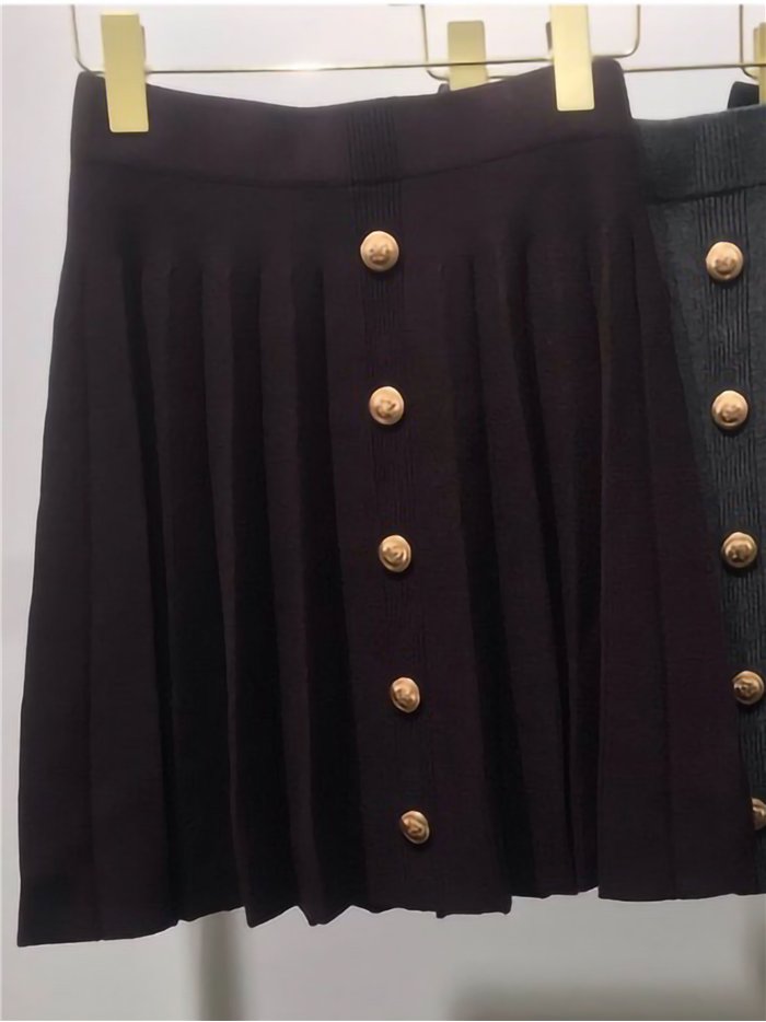 Gold-button pleated mini knit skirt