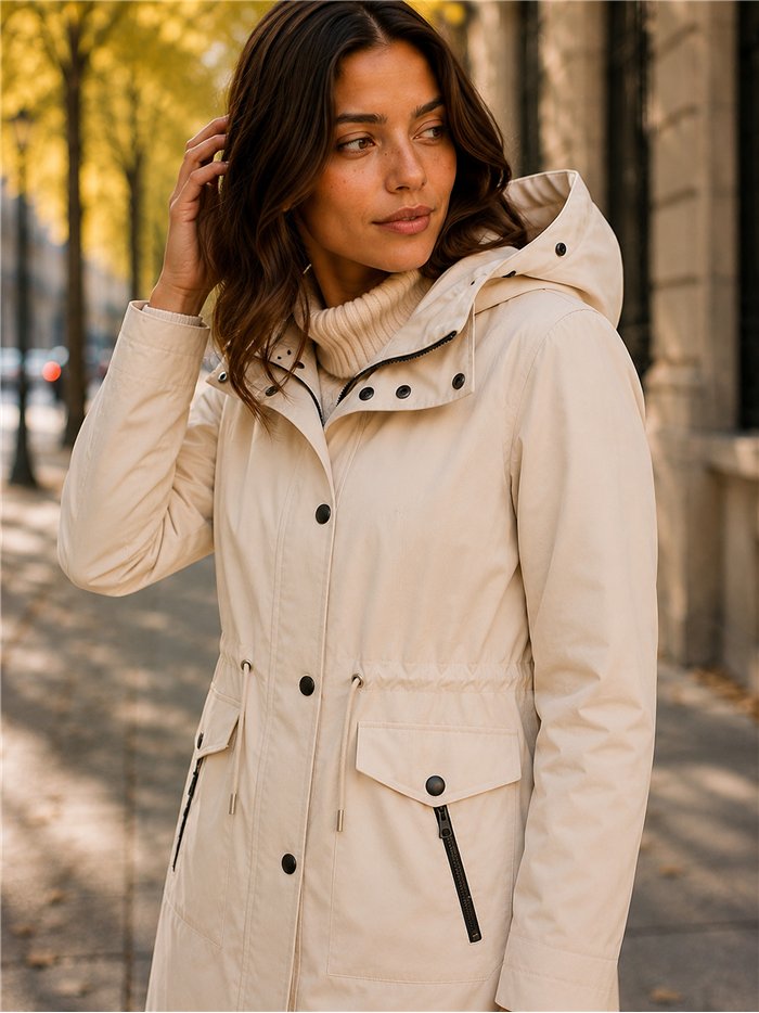 Parka con vita e cappuccio regolabili.